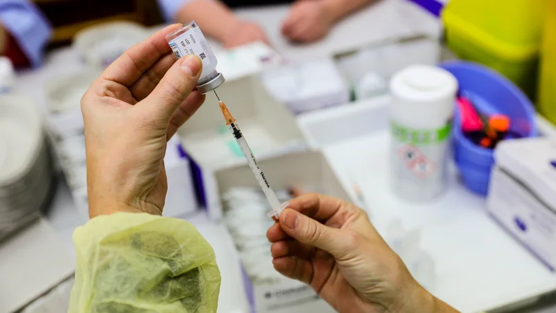 Fotografija: S cepljenjem proti ošpicam svoj imunski sistem naučimo, da zna virus onesposobiti, še preden temu uspe okužiti spominske celice. FOTO: Črt Piksi/Delo