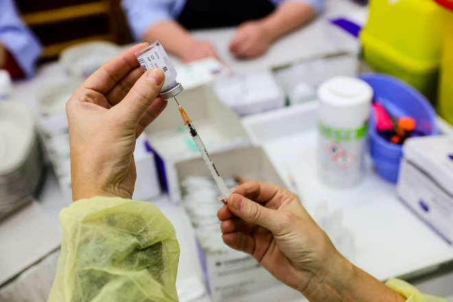 S cepljenjem proti ošpicam svoj imunski sistem naučimo, da zna virus onesposobiti, še preden temu uspe okužiti spominske celice. FOTO: Črt Piksi/Delo
