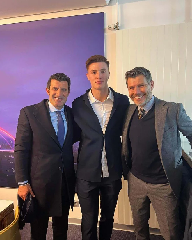 Benjamin Šeško si je ogledal zadnjo tekmo Salzburga v ligi prvakov proti Bayernu, kjer sta ga pozdravila nekoč velika nogometaša Portugalec Luis Figo (levo) in Hrvat Zvonimir Boban. FOTO: Twitter
