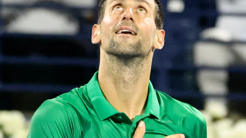 Fotografija: Novak Đoković proslavlja drugo zmago v ZAE, kjer nikoli ni izgubil pred četrtfinalom. FOTO: Karim Sahib/AFP