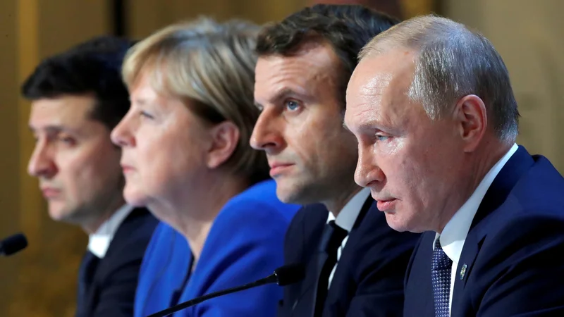 Fotografija: Ukrajinski predsednik Volodimir Zelenski, nekdanje nemška kanclerka Angela Merkel, francoski predsednik Emmanuel Macron in ruski predsednik Vladimir Putin med srečanjem v Parizu leta 2019. Foto: REUTERS/Charles Platiau