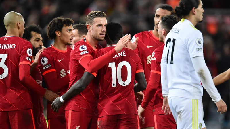 Fotografija: Jordan Henderson proslavlja s Sadiem Manejem. FOTO: Peter Powell/Reuters