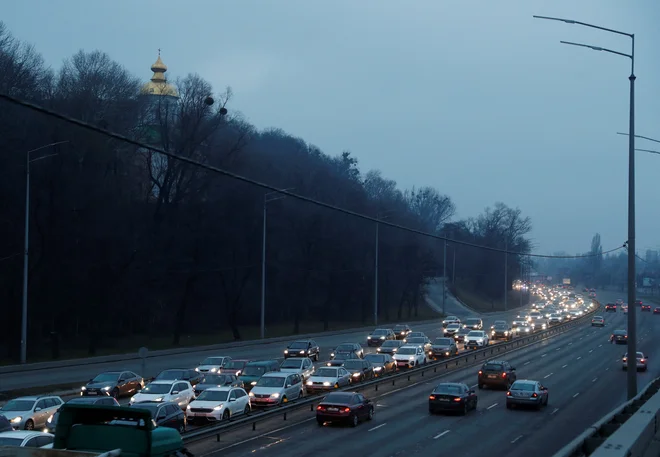 Množice ljudi so po poročanju agencij začele zapuščati Kijev, potem ko so v zgodnjih jutranjih urah v bližini mesta odjeknile prve eksplozije. Foto: REUTERS/Valentyn Ogirenko
