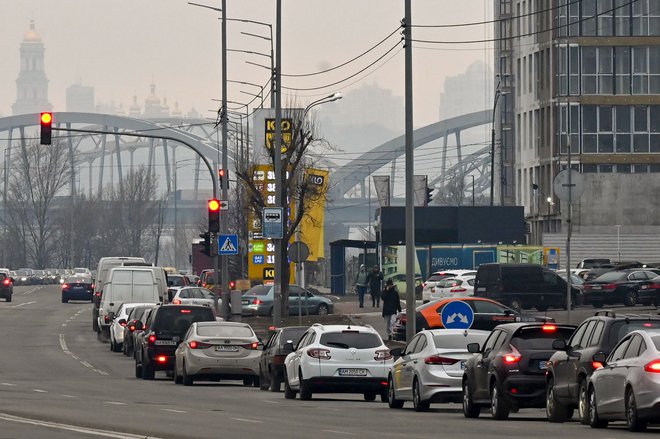 Kolona avtomobilov v ukrajinski prestolnici pred bencinsko črpalko. FOTO: Genya Savilov/AFP
