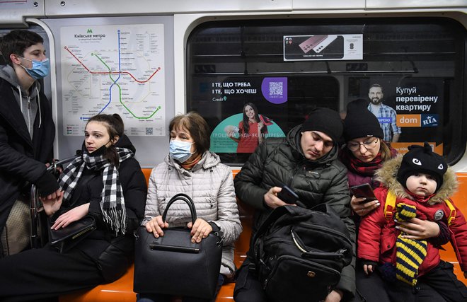 Ljudje s prtljago v metroju v Kijevu. FOTO: Daniel Leal/AFP
