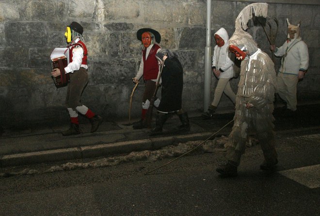 Prvi laufar pride na ulice na prvo nedeljo po novem letu. FOTO: Mavric Pivk/Delo
