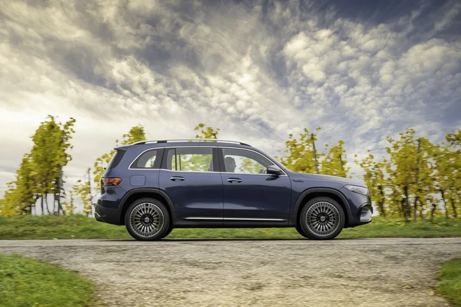 Pozor, očetje, električna mobilnost pri Mercedesu je postala družinam prijazna. FOTO: Mercedes-Benz AG 
