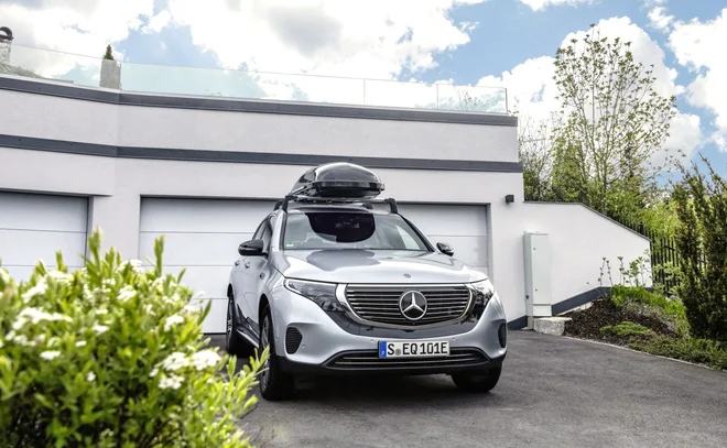 EQC je družinski športni terenec, s katerim lahko brezskrbno odrinejo na dopust tudi družine, ki želijo aktivno preživljati prosti čas. FOTO: Mercedes-Benz AG 
