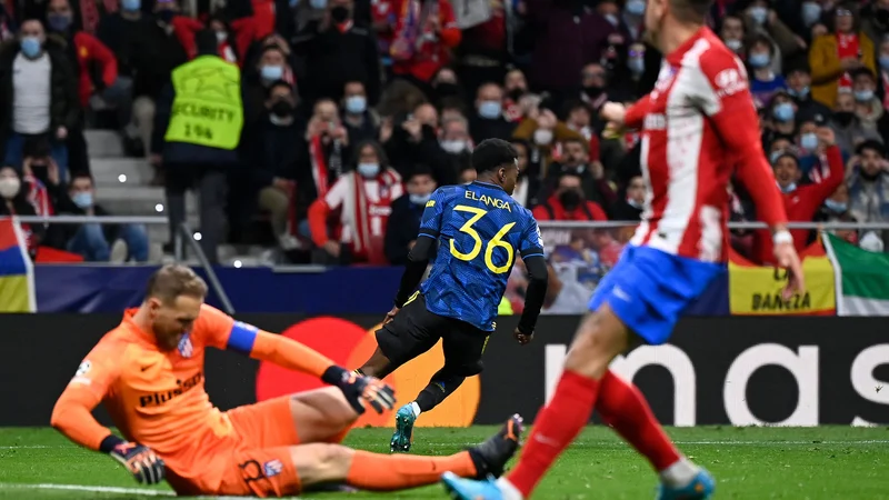 Anthony Elanga proslavlja po zadetku v mreži Jana Oblaka (oba na fotografiji). FOTO: Oscar Del Pozo/AFP
