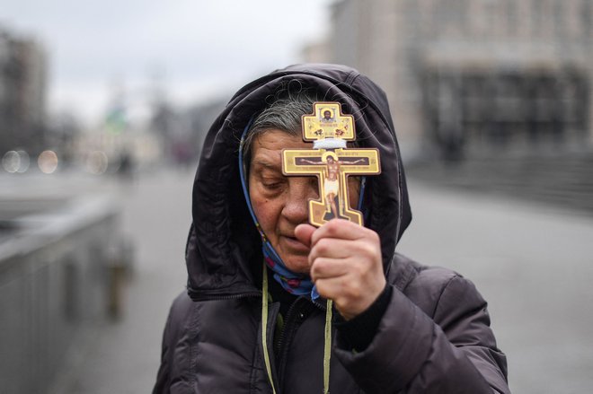 Vernica s križem na Trgu neodvisnosti v Kijevu. FOTO: Daniel Leal/AFP
