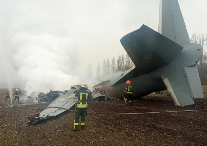 Vojaško letalo naj bi strmoglavilo približno 20 kilometrov južno od Kijeva. FOTO: Reuters
