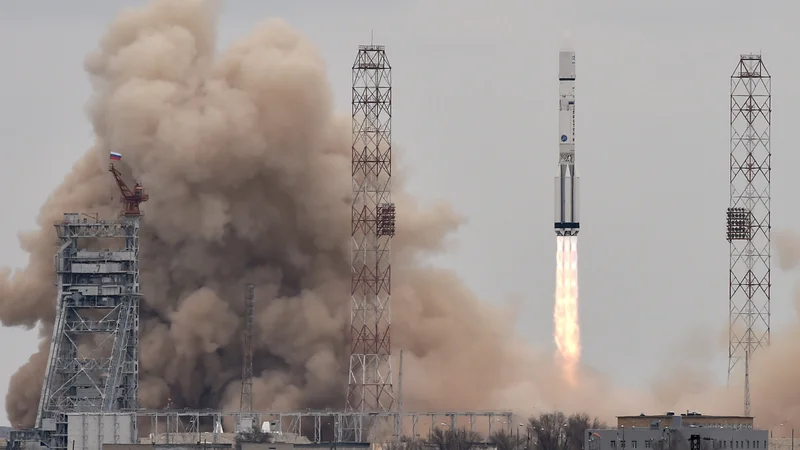 Fotografija: Evropski rover bodo izstrelili z rusko raketo proton (na fotografiji). FOTO: Kirill Kudryavtsev/AFP