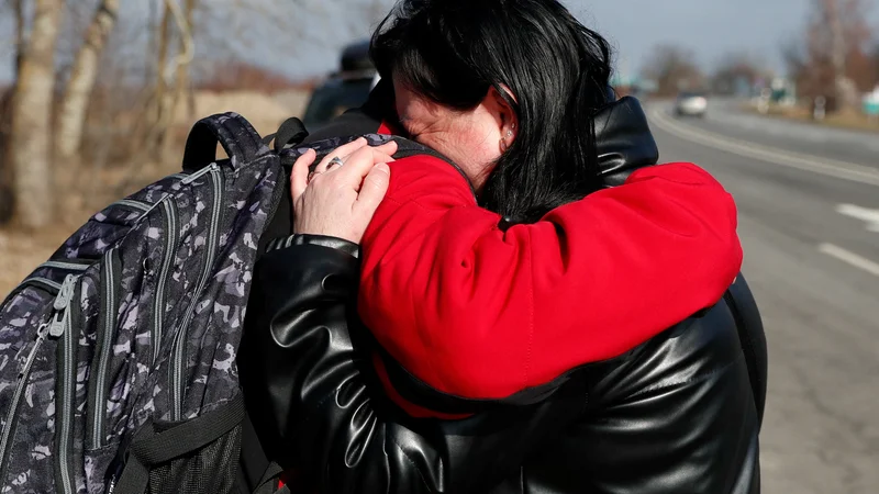 Fotografija: Civilisti bodo največje žrtve vojne. Fotografija je z madžarsko-ukrajinske meje. FOTO: Bernadett Szabo/Reuters