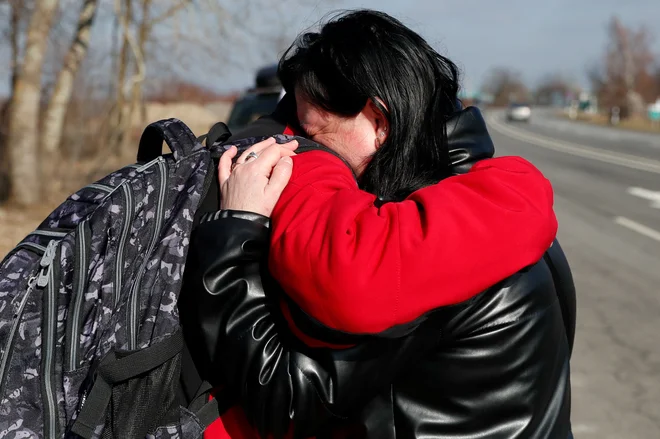 Civilisti bodo največje žrtve vojne. Fotografija je z madžarsko-ukrajinske meje. FOTO:&nbsp;Bernadett Szabo/Reuters
