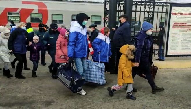 Etnično rusko prebivalstvo iz Donecka in Luganska množično beži v Rusijo. FOTO: Handout/AFP
