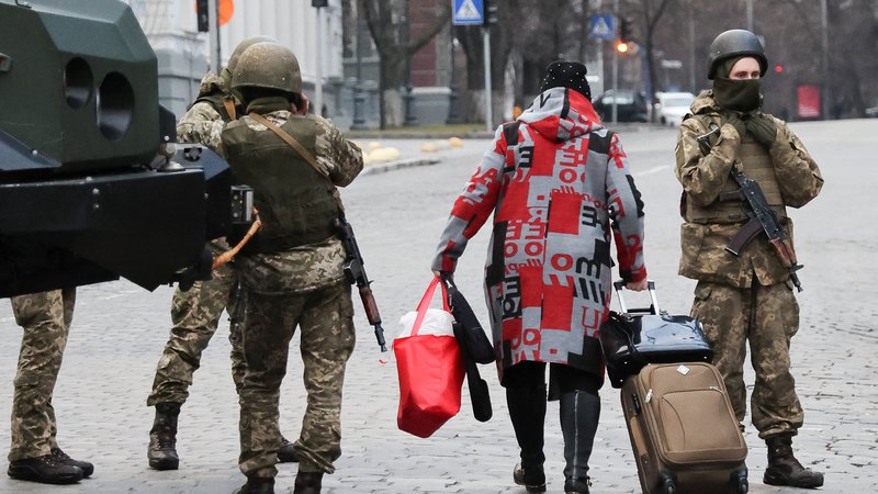 Fotografija: Civilno prebivalstvo se poskuša umakniti, oziroma pobegniti v tiste dele Ukrajine, ki so trenutno še varni, pravi Olga Tokariuk. Foto: REUTERS/Umit Bektas
