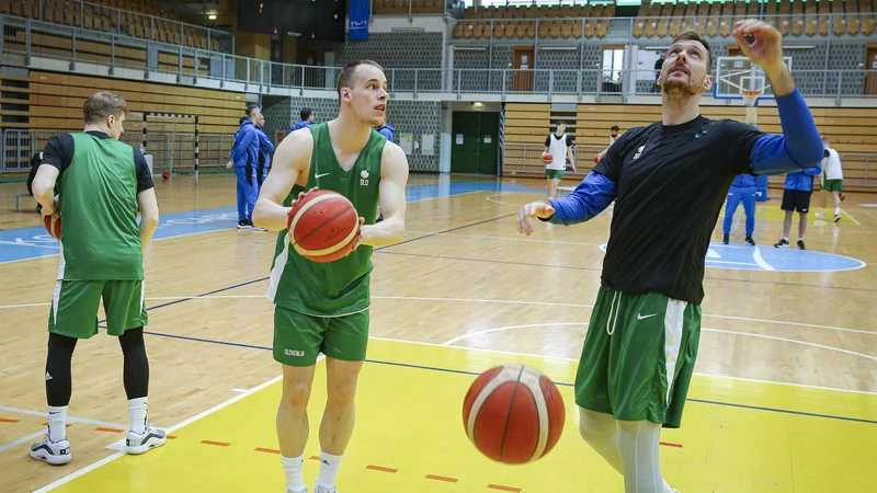 Fotografija: Klemen Prepelič (v sredini) je prvi strelec Slovenije v kvalifikacijah za SP 2023, desno Zoran Dragić. FOTO: Jože Suhadolnik/Delo
