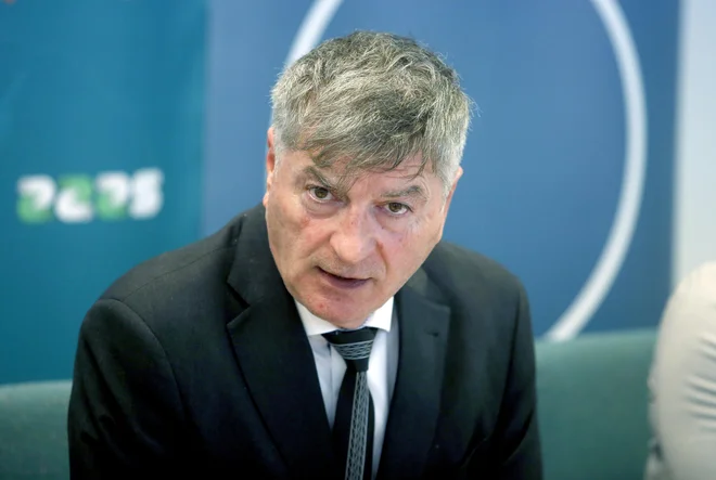 Po besedah predsednika preiskovalne komisije Rudija Medveda je bil pri ključnih odgovorih zaslišani prvi kriminalist precej negotov. FOTO: Roman Šipić
