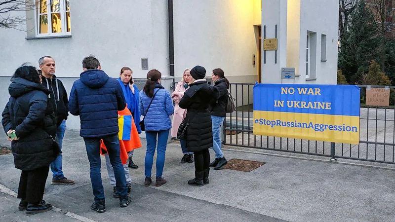 Fotografija: Peščica protestnikov se je zbrala tudi pred ukrajinskim veleposlaništvom v Ljubljani. FOTO: Blaž Samec/Delo
