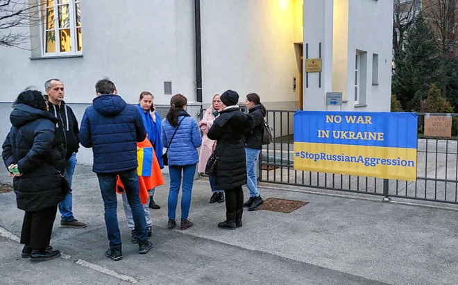Peščica protestnikov&nbsp;se je zbrala tudi pred ukrajinskim veleposlaništvom v Ljubljani. FOTO:&nbsp;Blaž&nbsp;Samec/Delo
