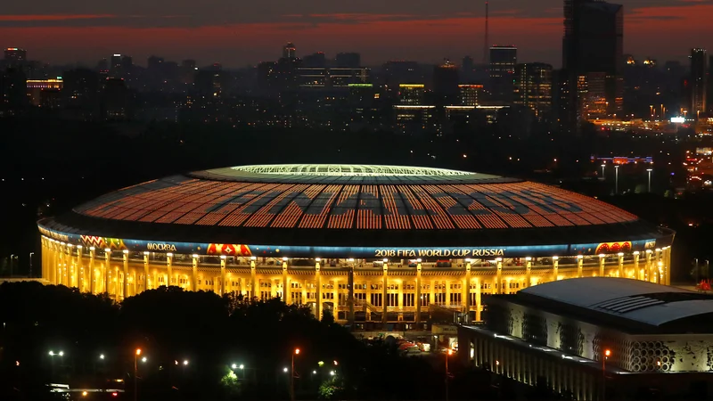 Fotografija: Moskovski štadion Lužniki (na fotografiji) je gostil nogometni vrhunec leta 2018. Štadion Dinama pa bi moral gostiti kvalifikacije za naslednji mundial. FOTO: Kai Pfaffenbach/Reuters