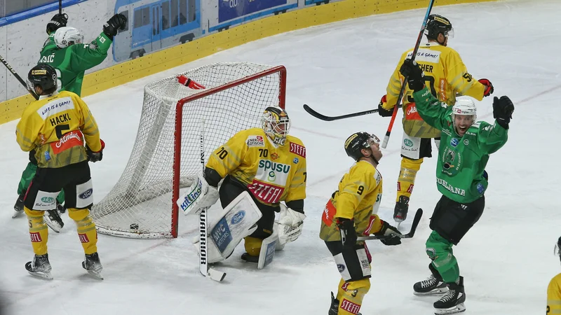Fotografija: Hokejisti Olimpije so se zasluženo veselili treh točk proti Vienni. FOTO: Jože Suhadolnik/Delo