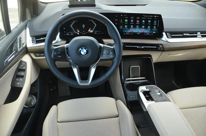 Active tourer ima novo, precej bolj digitalizirano armaturno ploščo. FOTO: Gašper Boncelj
