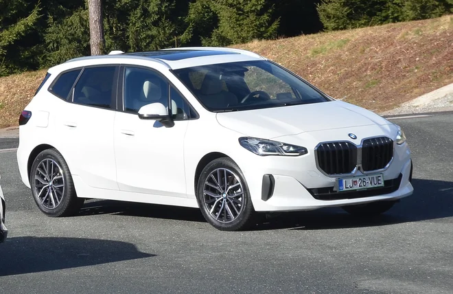 Active tourer serije 2 je dolg 440 centimetrov, malce več kot v prejšnji generaciji. FOTO: Gašper Boncelj
