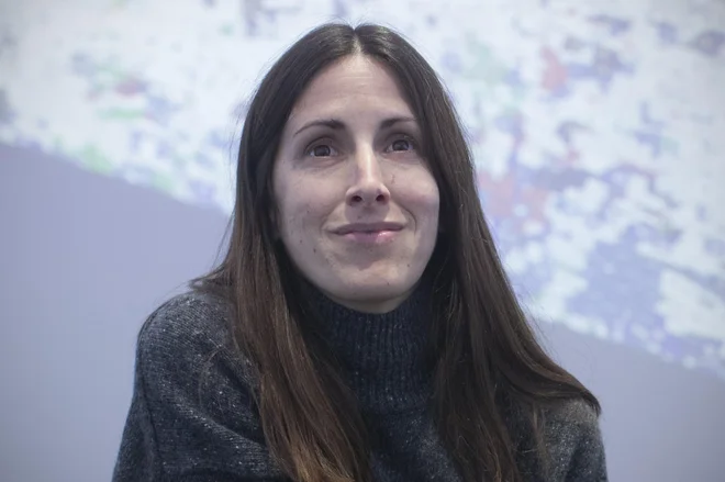 Joana Moll se posveča kritičnim raziskavam materialnih učinkov interneta, nadzora in vmesnikov ter je med drugim soustanoviteljica Critical Interface Politics Research Group pri barcelonskem centru Hangar. FOTO: Jure Eržen
