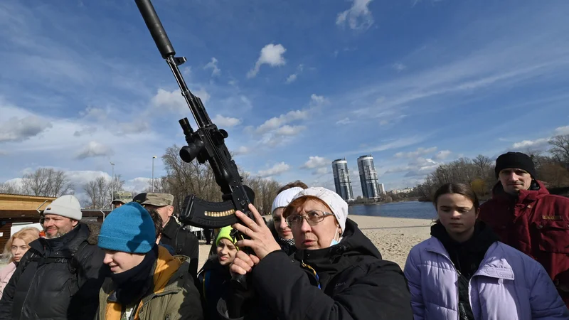 Fotografija: Ukrajinski civilisti se oborožujejo. FOTO: Genya Savilov/AFP
