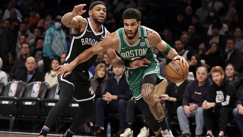 Fotografija: Jayson Tatum (desno) prodira ob Bruceu Brownu na četrtkovi tekmi v New Yorku. FOTO: Adam Hunger/AFP