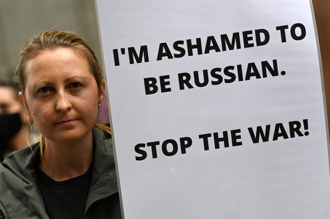 Protestnica s panojem, na katerem piše: "Sram me je, da sem Rusinja. Ustavite vojno." FOTO: Saeed Khan/AFP
