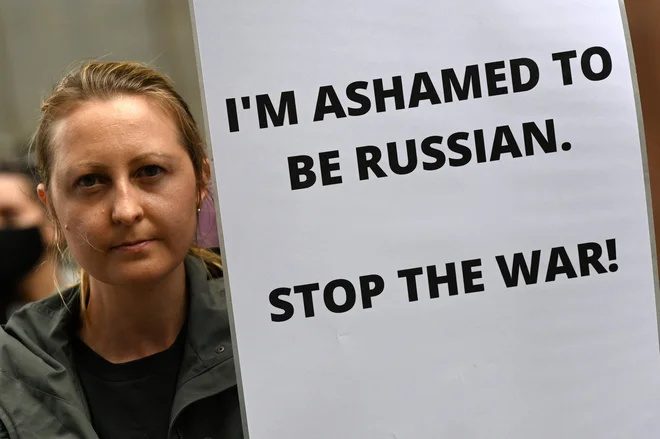 Protestnica s panojem, na katerem piše: "Sram me je, da sem Rusinja. Ustavite vojno." FOTO: Saeed Khan/AFP
