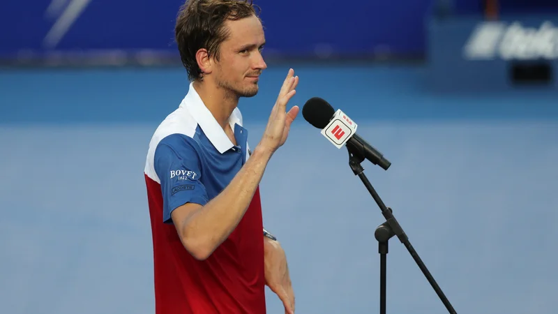 Fotografija: Daniil Medvedjev pred mikorofonom po zmagi nad Jošihitom Nišioko. FOTO: Henry Romero/Reuters
