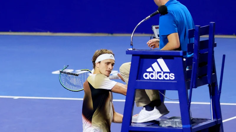 Fotografija: Alexander Zverev je z napadom na sodniški stol pospremil poraz proti britansko-finski navezi Lloyd Glasspool-Harri Heliovaara. FOTO: Reuters