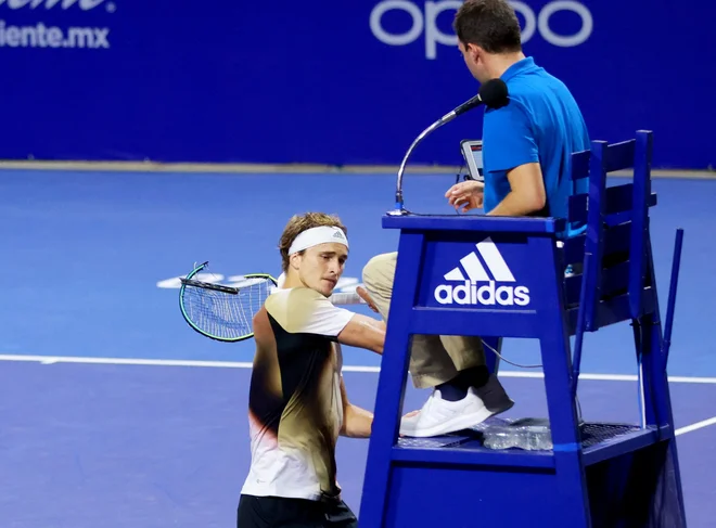 Alexander Zverev je z napadom na sodniški stol pospremil poraz proti britansko-finski navezi Lloyd Glasspool-Harri Heliovaara. FOTO: Reuters