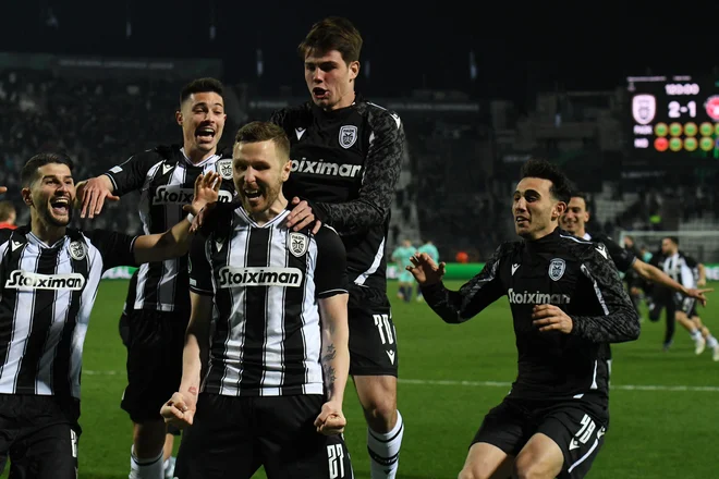 Jasmin Kurtić proslavlja s soigralci po zmagi na domačem štadionu Toumba. FOTO: Alexandros Avramidis/Reuters
