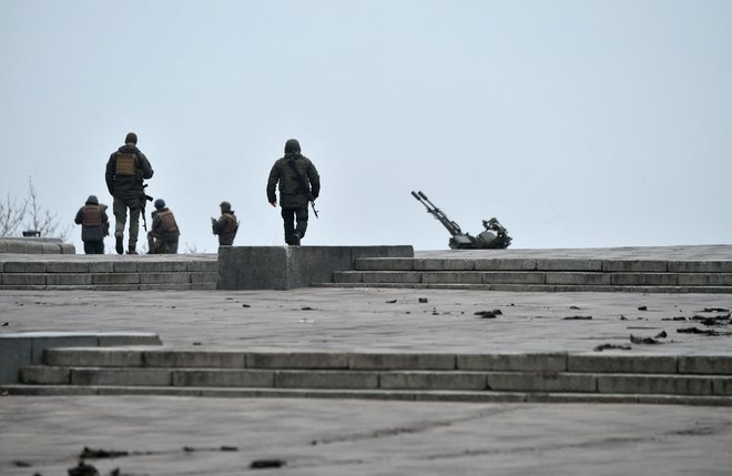 Ukrajinski vojaki na položaju v središču skoraj trimilijonske prestolnice. FOTO: Sergei Supinsky/AFP
