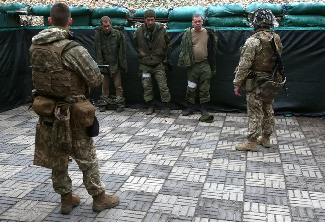 Ukrajinske sile aretirajo vojake samooklicane Ljudske republike Lugansk, ki so bili ujeti med jutranjim napadom na mesto Schast'ye v bližini mesta Lugansk na vzhodu Ukrajine. FOTO: Anatolii Stepanov/AFP
