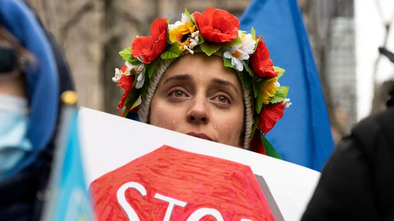 Fotografija: Ves svet se je poenotil v apelu, da je treba končati z ruskim napadom na Ukrajino  FOTO: Jeenah Moon/Reuters
