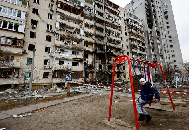 Petkov prizor iz razdejanega Kijeva FOTO: Umit Bektas/Reuters
