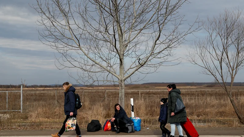Fotografija: Ljudje iz Ukrajine bežijo proti Madžarski, potem ko je Rusija začela z vojaško invazijo. FOTO: Bernadett Szabo/Reuters