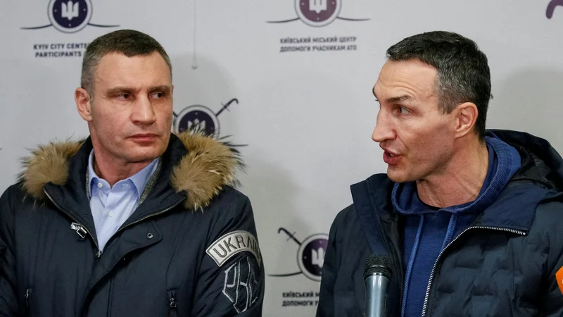 Fotografija: Boksarska šampiona, brata Vladimir in Vitalij Kličko (na desni), slednji je župan Kijeva, sta med najbolj znanimi Ukrajinci, ki so se pogumno postavili po robu mogočnemu sovražniku. FOTO: Gleb Garanich/Reuters
