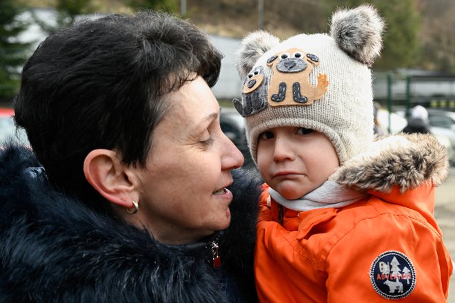 Ženska z otrokom, po tem ko sta prebežala iz Ukrajine na Slovaško. FOTO: Radovan Stoklasa/Reuters
