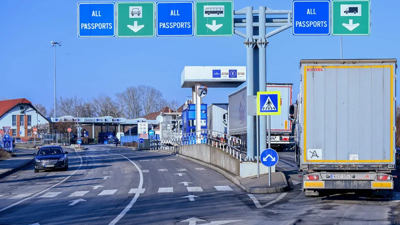 Fotografija: Gospodarstvo poziva tudi k vzpostavitvi varnih koridorjev za tovorni promet, saj so trenutno meje z Ukrajino zaprte in dobave do Ukrajine onemogočene,Foto Attila Kisbenedek/Afp