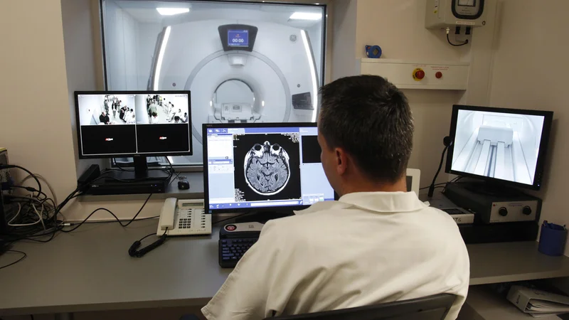 Fotografija: Zmanjšanje števila diagnoz zdravnike onkologe zelo skrbi zaradi dolgoročnih posledic. Foto Leon Vidic
