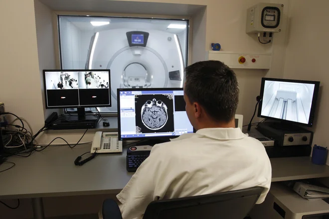Zmanjšanje števila diagnoz zdravnike onkologe zelo skrbi zaradi dolgoročnih posledic. Foto Leon Vidic
