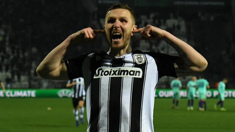 Fotografija: Jasmin Kurtić se je po zmagi s svojim klubom PAOK po streljanju enajstmetrovk proti danskemu Midtjyllandu prebil v osmino finala konferenčne lige. FOTO: Alexandros Avramidis/Reuters