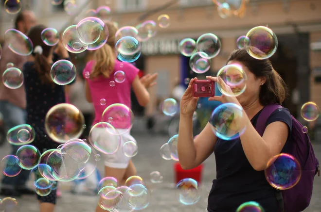 Lažje je verjeti, da je za nasilje v odnosu kriva ženska, ker se nam to potem ne more zgoditi. FOTO: Jure Eržen/Delo
