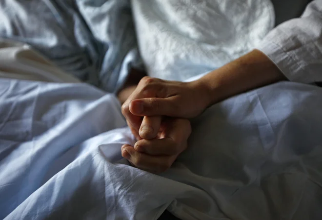 Paliativna oskrba kot celostna obravnava bolnika je samo v enem segmentu del zdravstvene oskrbe, pacienti potrebujejo tudi duhovno oskrbo, psihološko podporo, marsikdaj je treba urediti tudi socialno namestitev. FOTO: Š Shaun Best/Reuters
